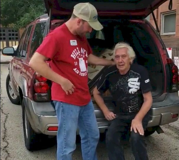 Veteran wird mit Auto  überrascht | Quelle: Facebook/ TLS Veterans