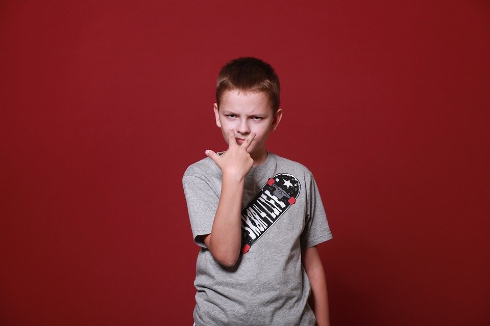 An angry teenage boy making gestures. | Photo: Pixabay