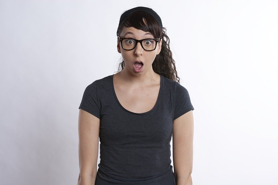Mujer sorprendida │ Imagen tomada de: Pixabay