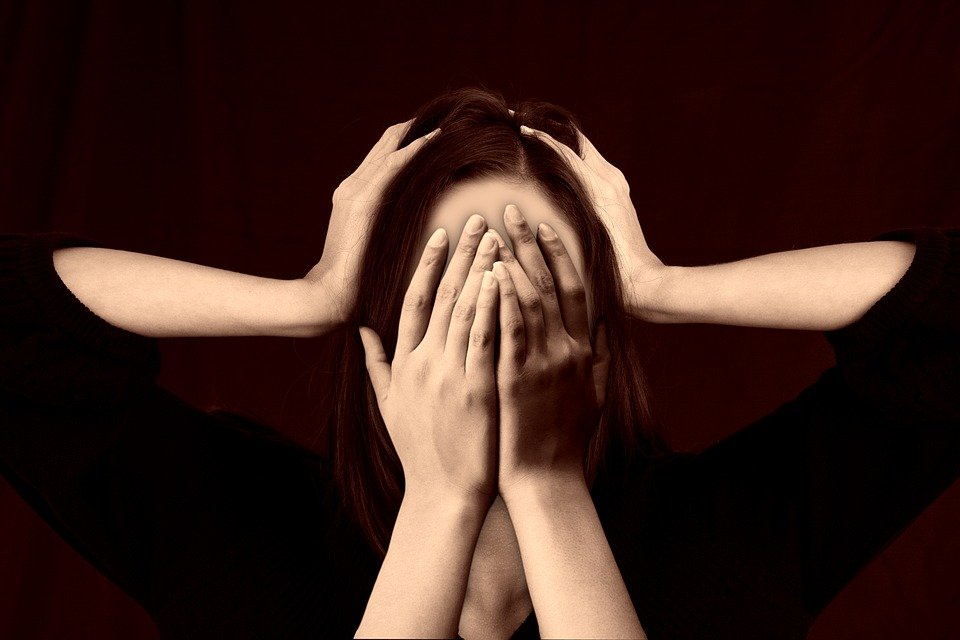 Mujer con dolor de cabeza| Foto: Pixabay Mujer con dolor de cabeza| Foto: Pixabay