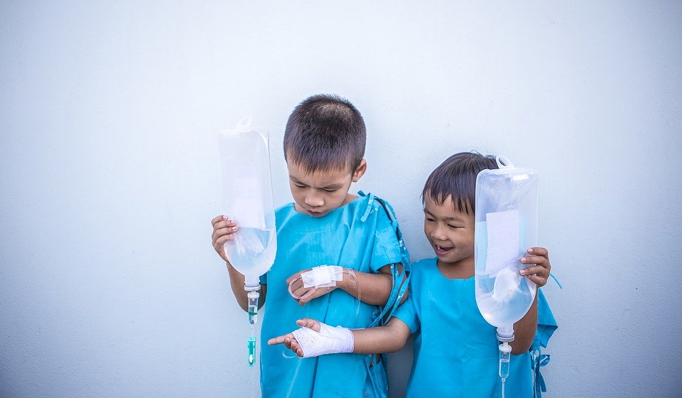 Niños hospitalizados sonriendo.│Imagen tomada de: Pixabay