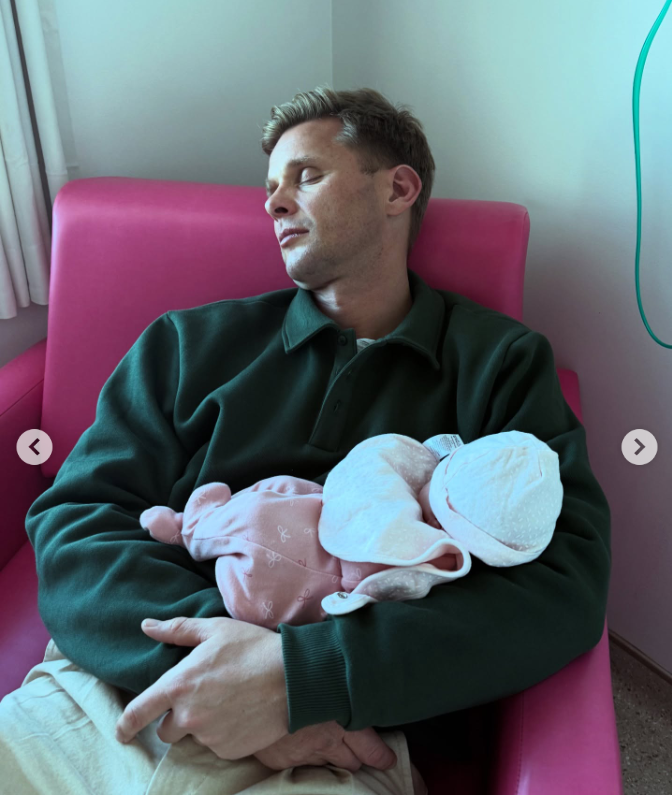 Jeff Brazier holding his granddaughter | Source: Instagram/jeffbrazier