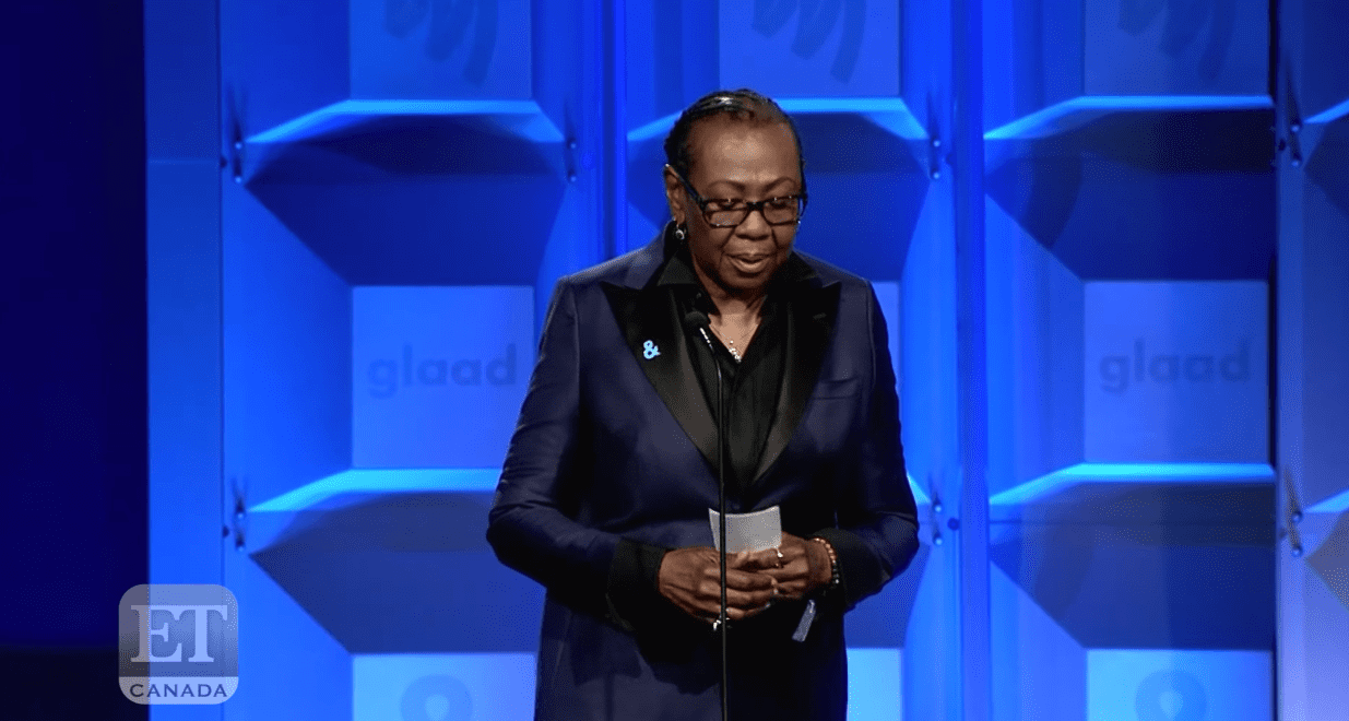 Gloria Carter gives an acceptance speech at the GLAAD Awards. | Source: Youtube./ETCanada