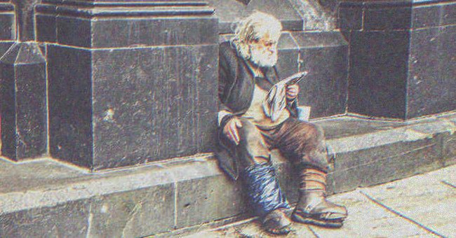 Anciano indigente sentado en la calle. | Shutterstock