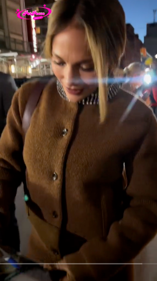 Jennifer Lopez signing a fan's autograph, posted on November 4, 2024 | Source: TikTok/brandy.glo