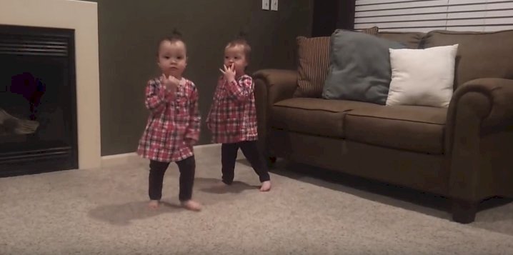 Gemelas bailando| Foto: YouTube/ Brovadere Gemelas bailando| Foto: YouTube/ Brovadere