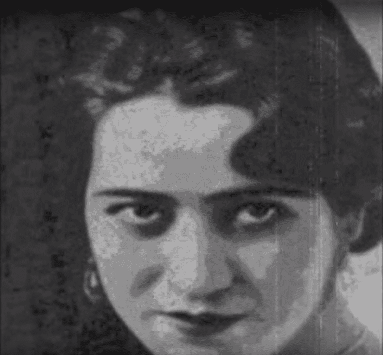 Close-up de Lucha Reyes, la "Reina de la Canción Ranchera". | Fuente: YouTube / tochtli4666 Close-up de Lucha Reyes, la "Reina de la Canción Ranchera". | Fuente: YouTube / tochtli4666