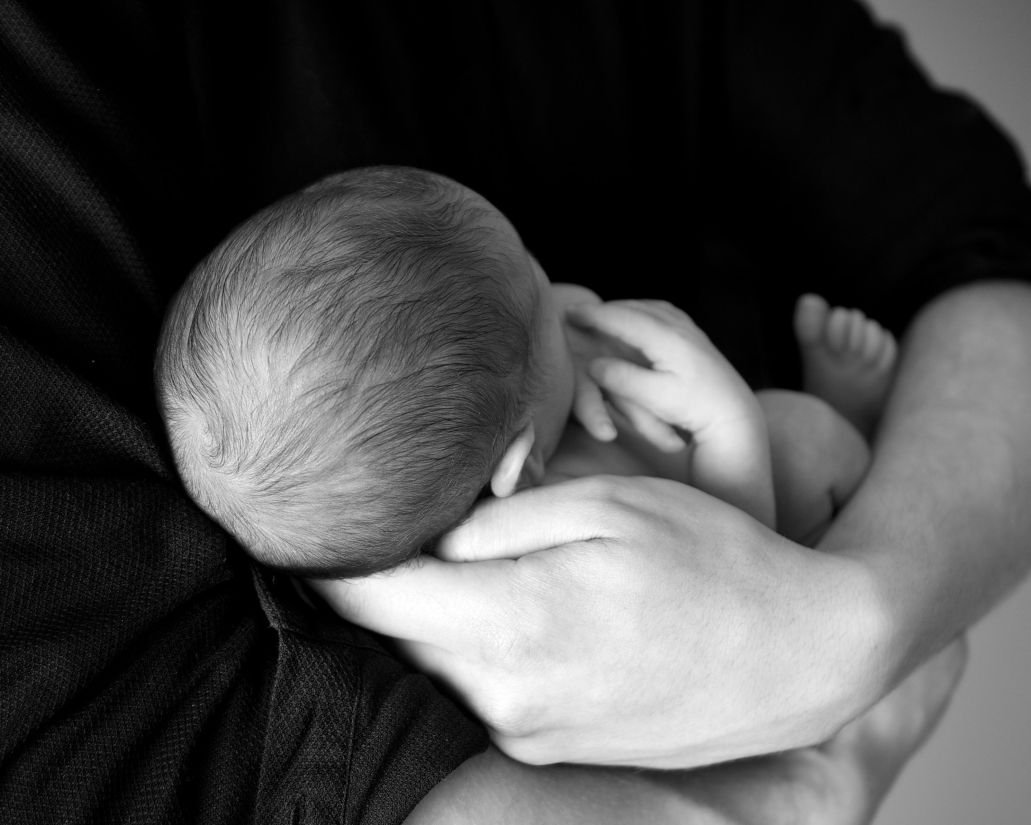 Bebé en brazos de su madre. | Foto: Pixnio