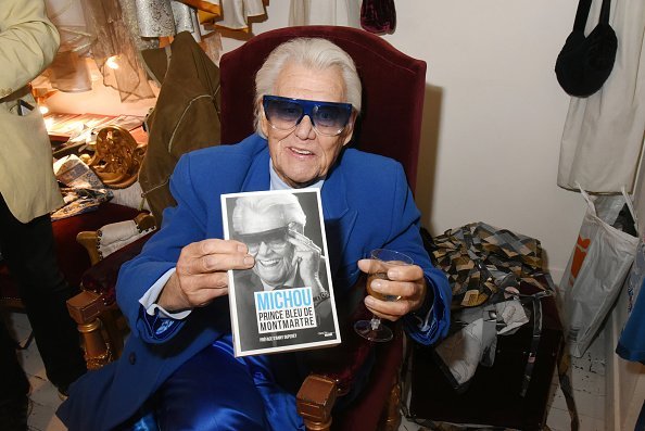 Michou du Cabaret Chez Michou assiste au spectacle de Zelia Van Den Bulke au magasin Zelia Abbesses à Paris.| Sources : Getty images.