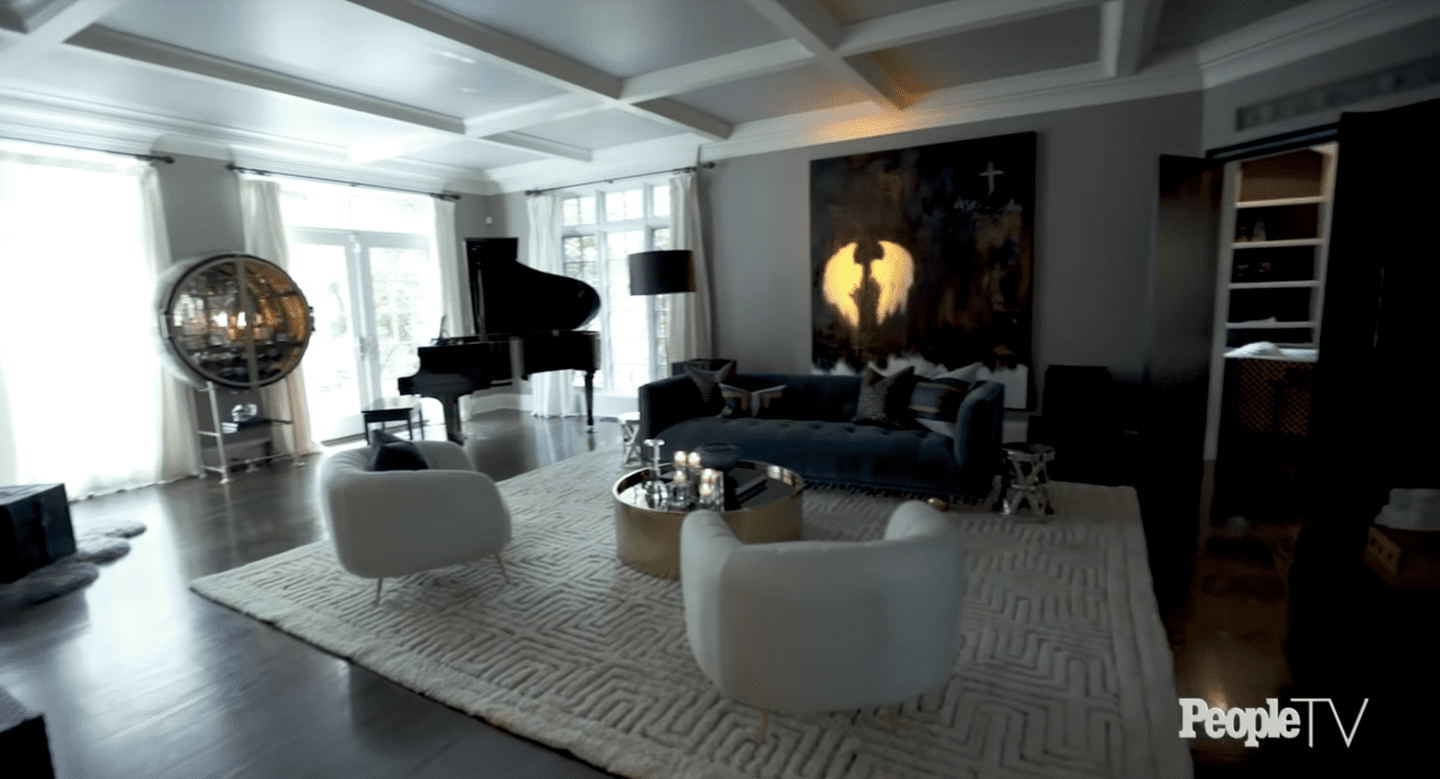 Inside Donnie Wahlberg and Jenny McCarthie's home, Chicago, Illinois. | Source: YouTube/People