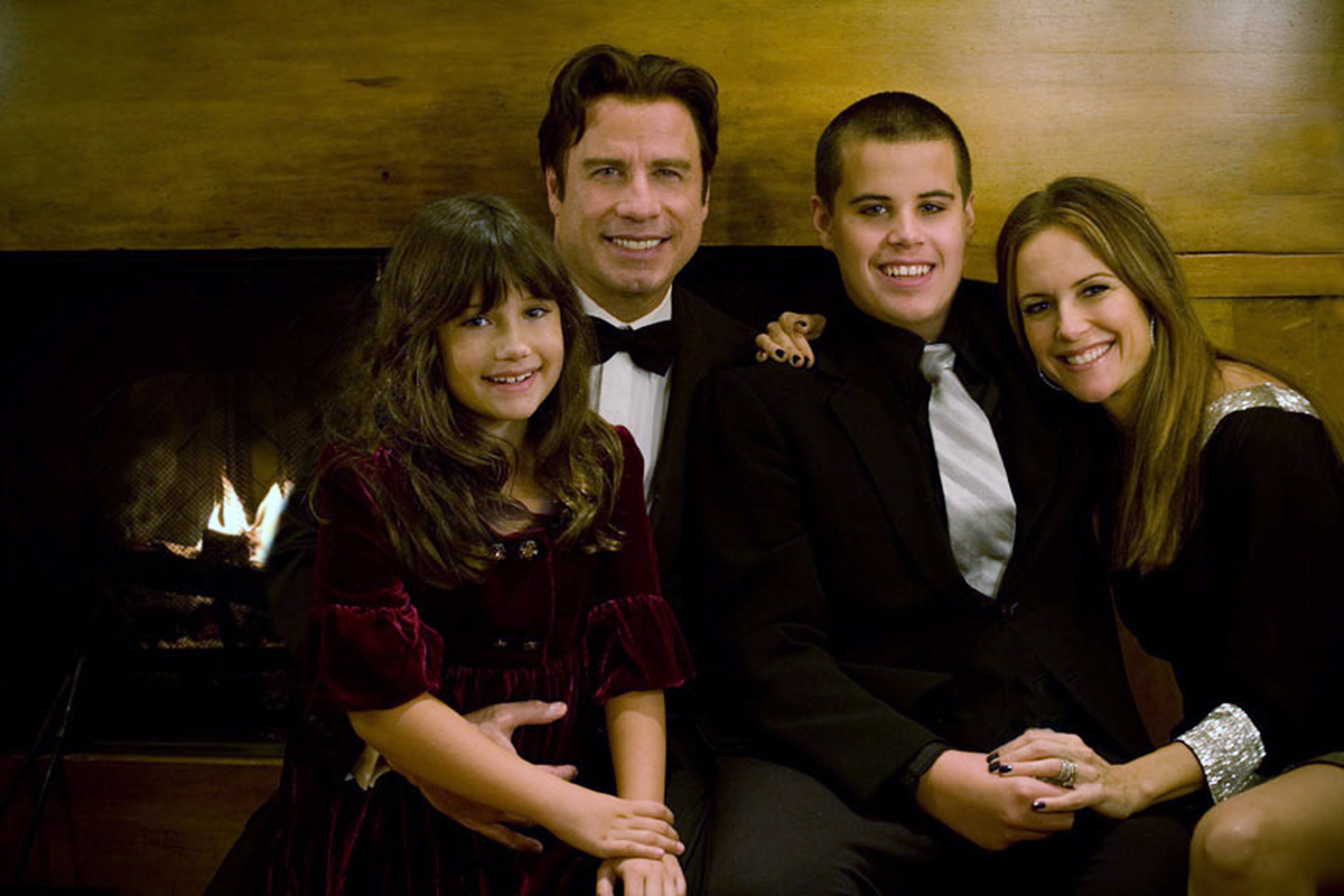 John Travolta (2º izda), su mujer Kelly Preston (dcha) y sus hijos Jett (2º dcha) y Ella posan en esta foto sin fecha | Foto: Getty Images