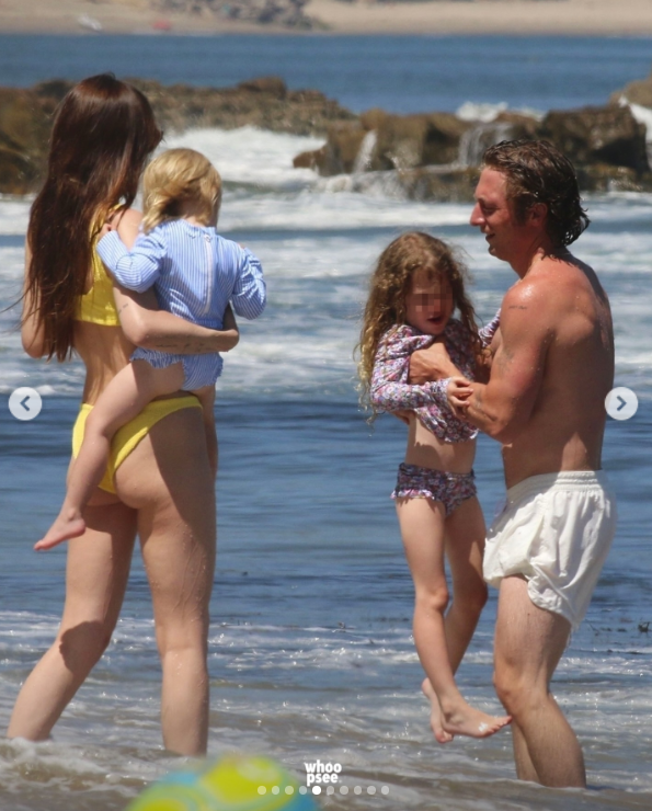 Dakota Johnson and Jeremy Allen White are seen chatting by the shore with Ezer and Dolores at Malibu Beach in June 2024. | Source: Instagram/whoopsee.it