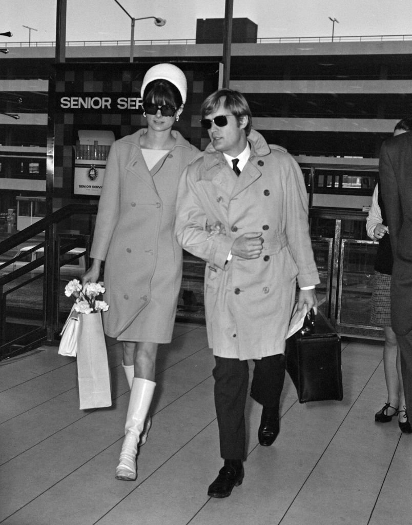 David McCallum and wife Katherine leaving Heathrow Airport for New York on January 18, 1968 | Photo: Getty Images