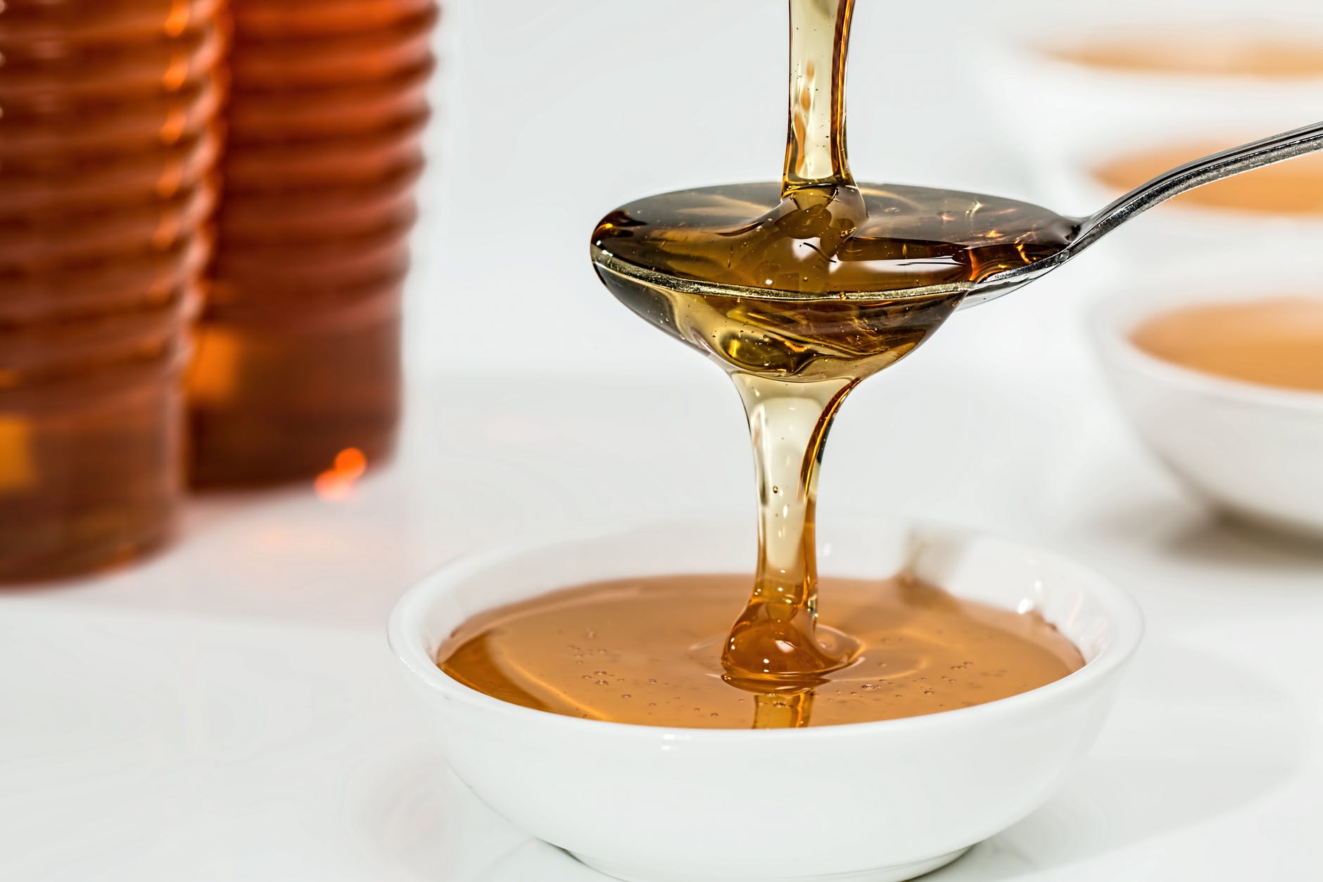 Miel servi sur une petite assiette | Photo : Pexels