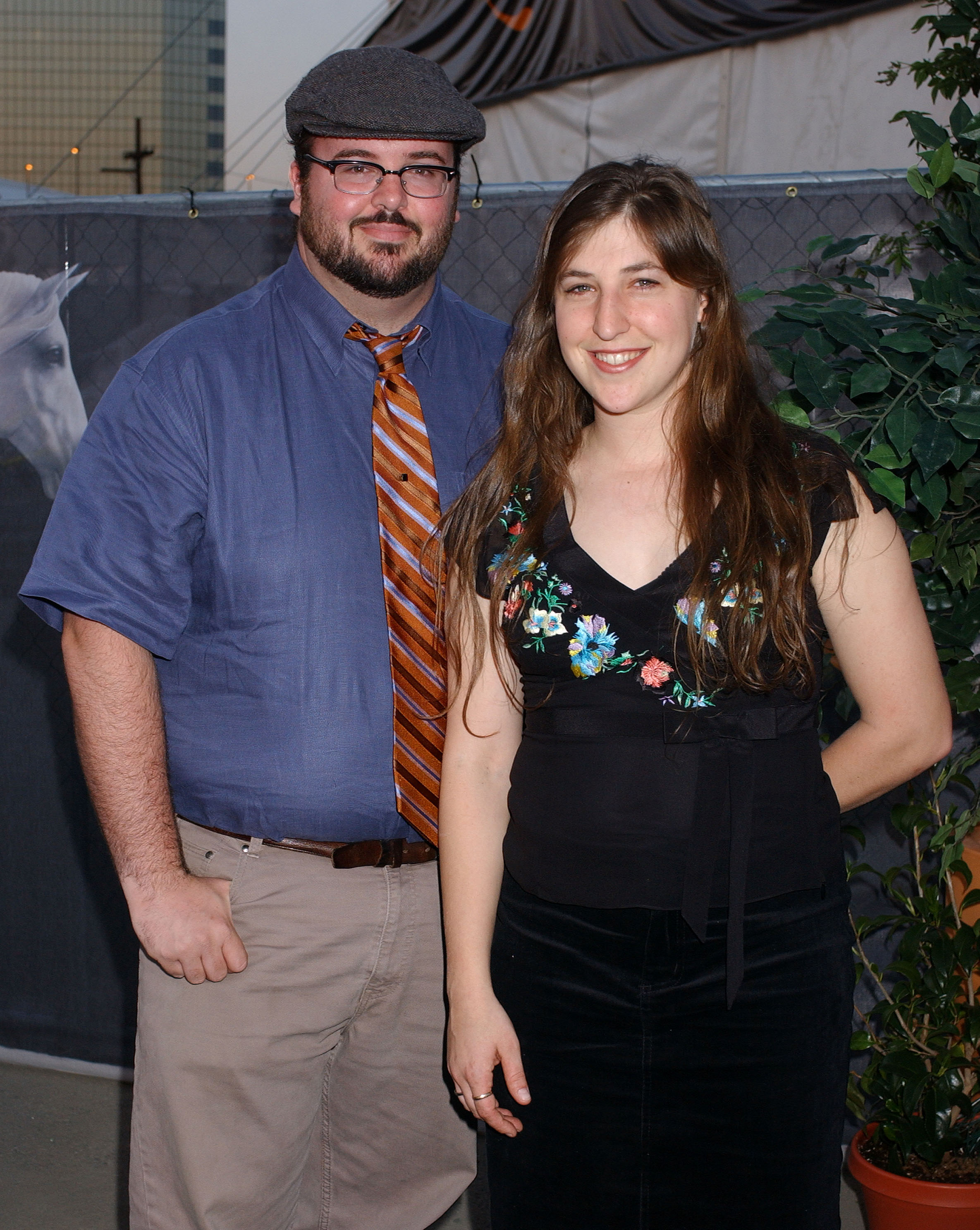 Mayim Bialik and Michael Stone in Glendale, California, United States, 2004 | Source: Getty Images