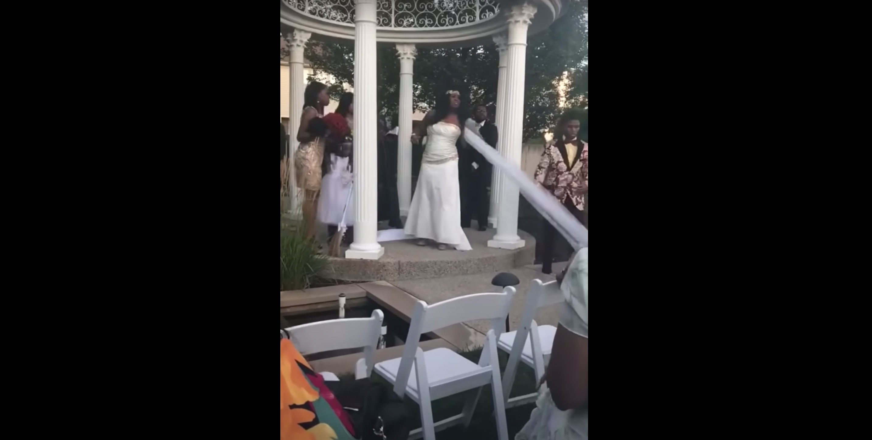 Der Schleier der Braut wird versehentlich entfernt | Quelle: Youtube.com/Toneciaga