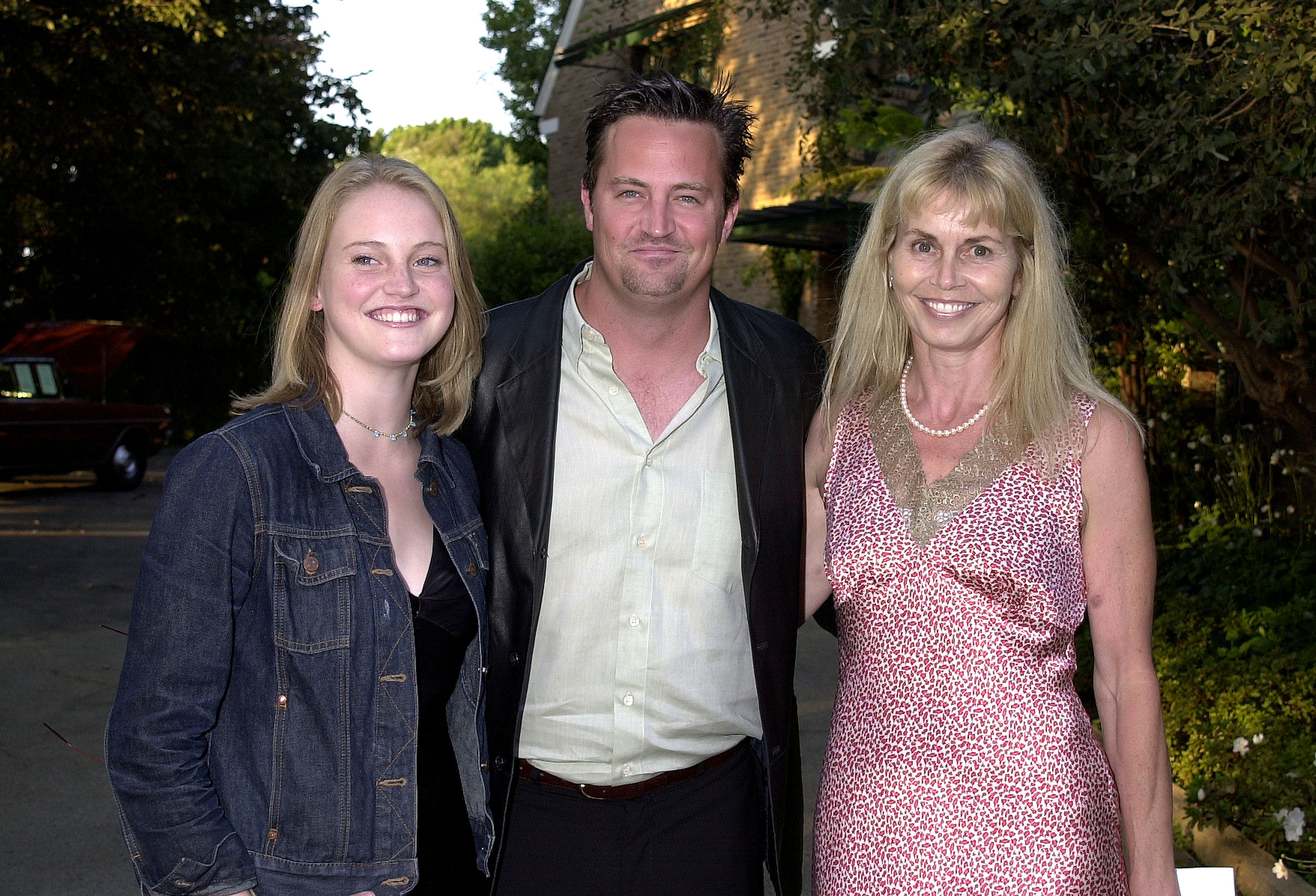 Emily Perry, Matthew Perry, and Suzanne Perry during the LA Kings & the Canadian Community's tribute to Garnet "Ace" Bailey on November 3, 2001, in Los Angeles, California | Source: Getty Images
