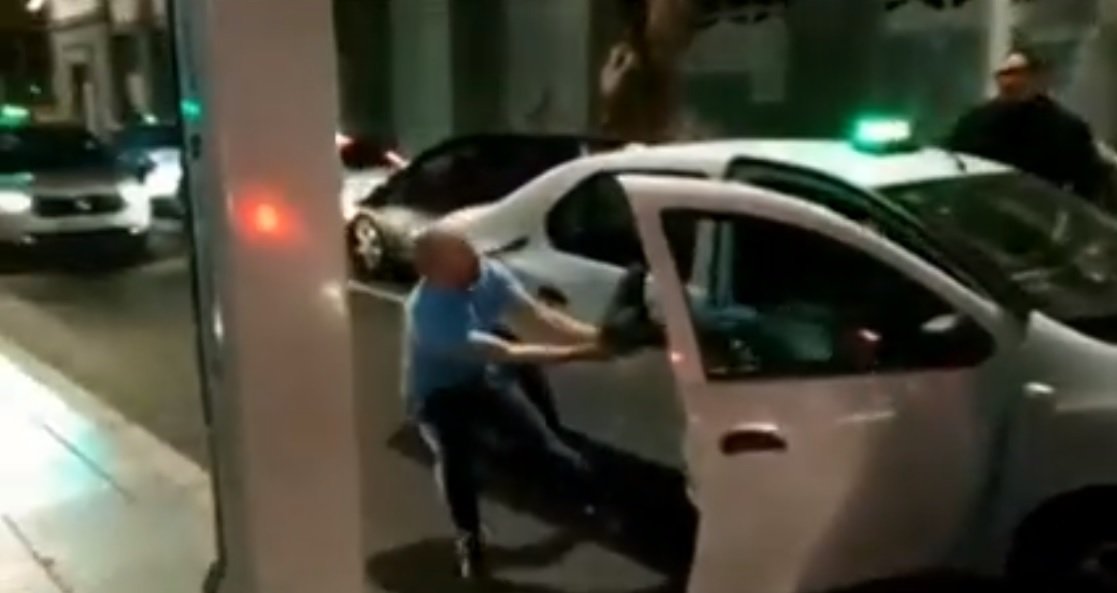 El taxista enfurecido intenta sacar del vehículo al pasajero de manera violenta. Fuente: Facebook / Max Gomez El taxista enfurecido intenta sacar del vehículo al pasajero de manera violenta. Fuente: Facebook / Max Gomez