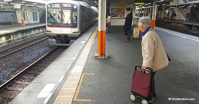 Photo of an Elderly Woman Forced to Stand in a Train Goes Viral and Divides the Internet