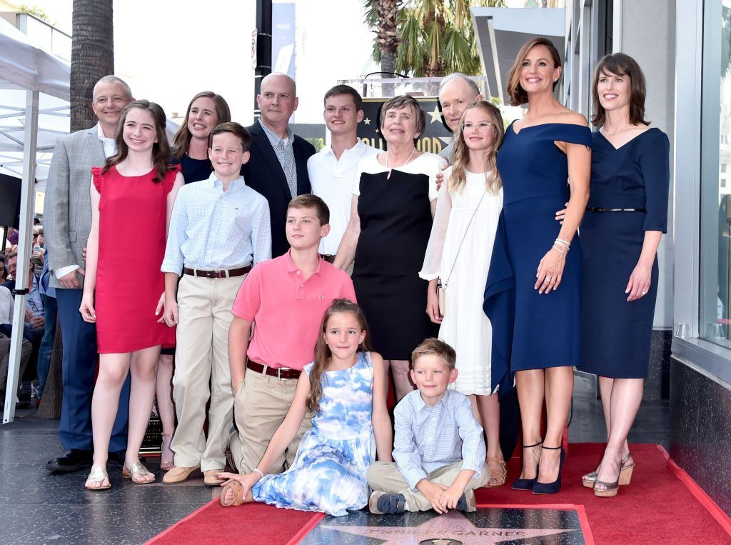 Jennifer Garner and family attend the ceremony honoring Jennifer Garner with a star on the Hollywood Walk Of Fame | Photo: Alberto E. Rodriguez/Getty Images