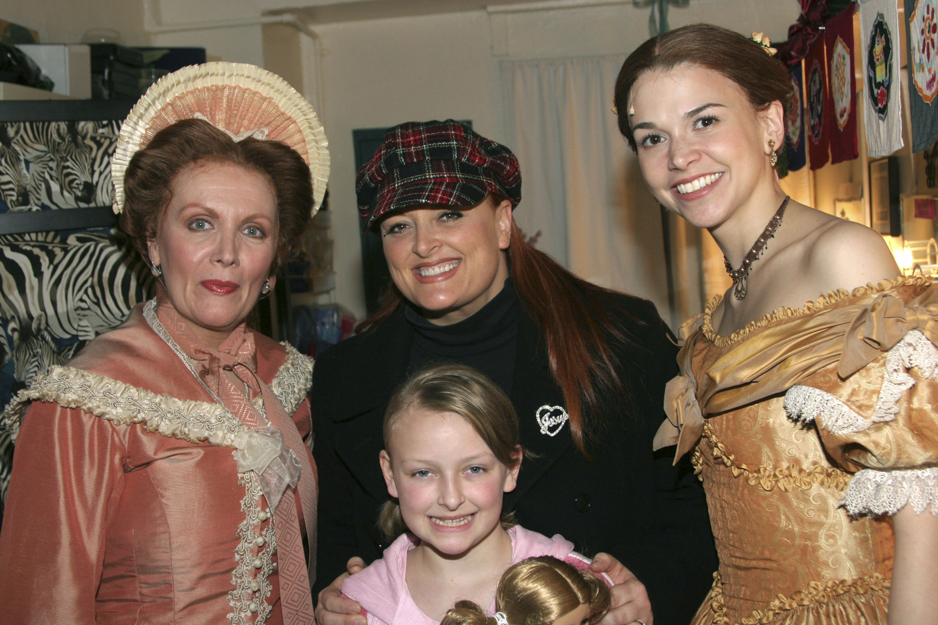 Maureen McGovern, Wynonna Judd, daughter Grace and Sutton Foster backstage at "Little Women" on Broadway, on March 23, 2005. | Source: Getty Images