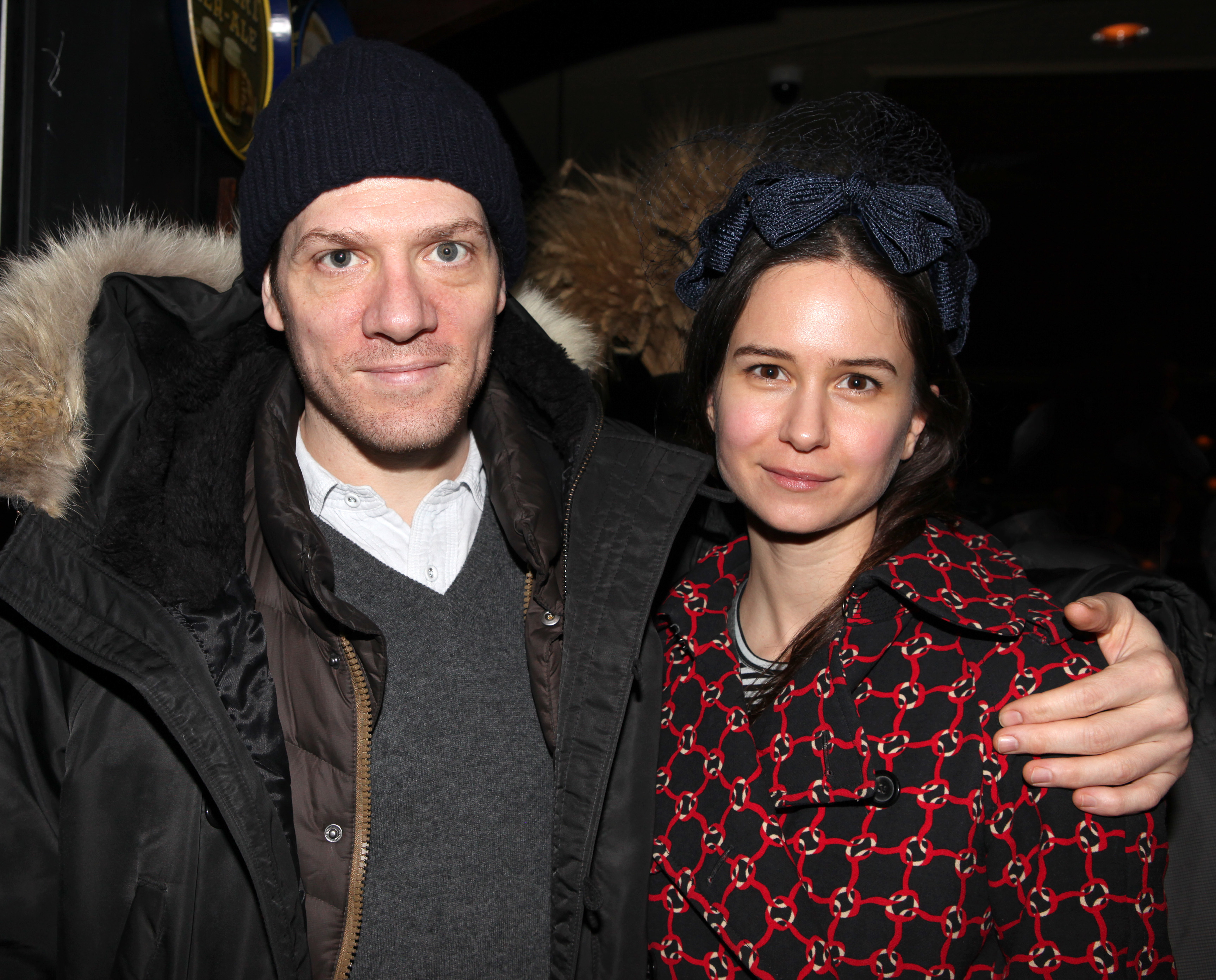 Adam Rapp und Katherine Waterston sind auf der Eröffnungsparty der Playwrights Horizons' Weltpremiere von "A Small Fire" in der Heartland Brewery in New York City zu sehen | Quelle: Getty Images
