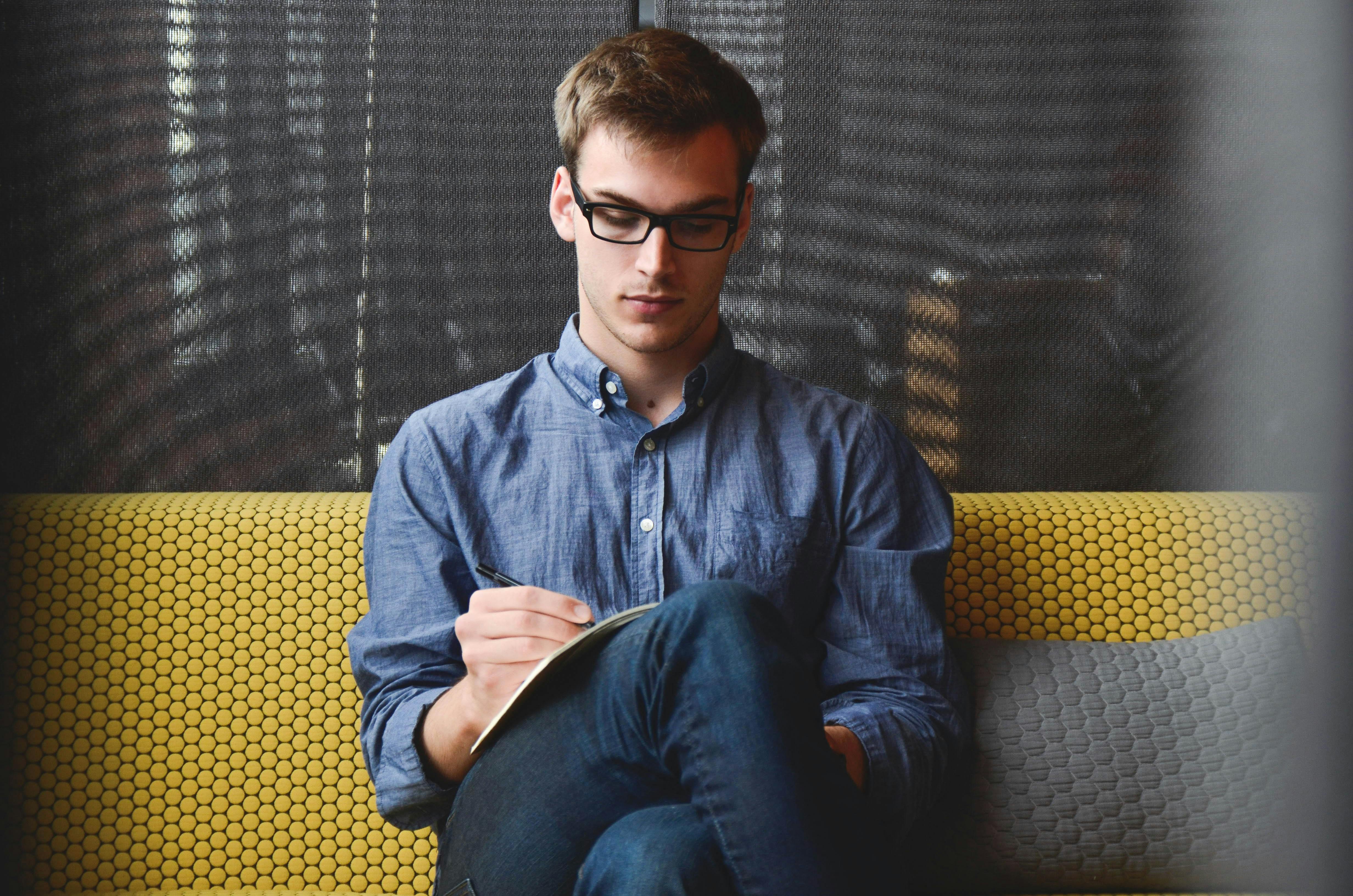 A man writing a note | Source: Pexels