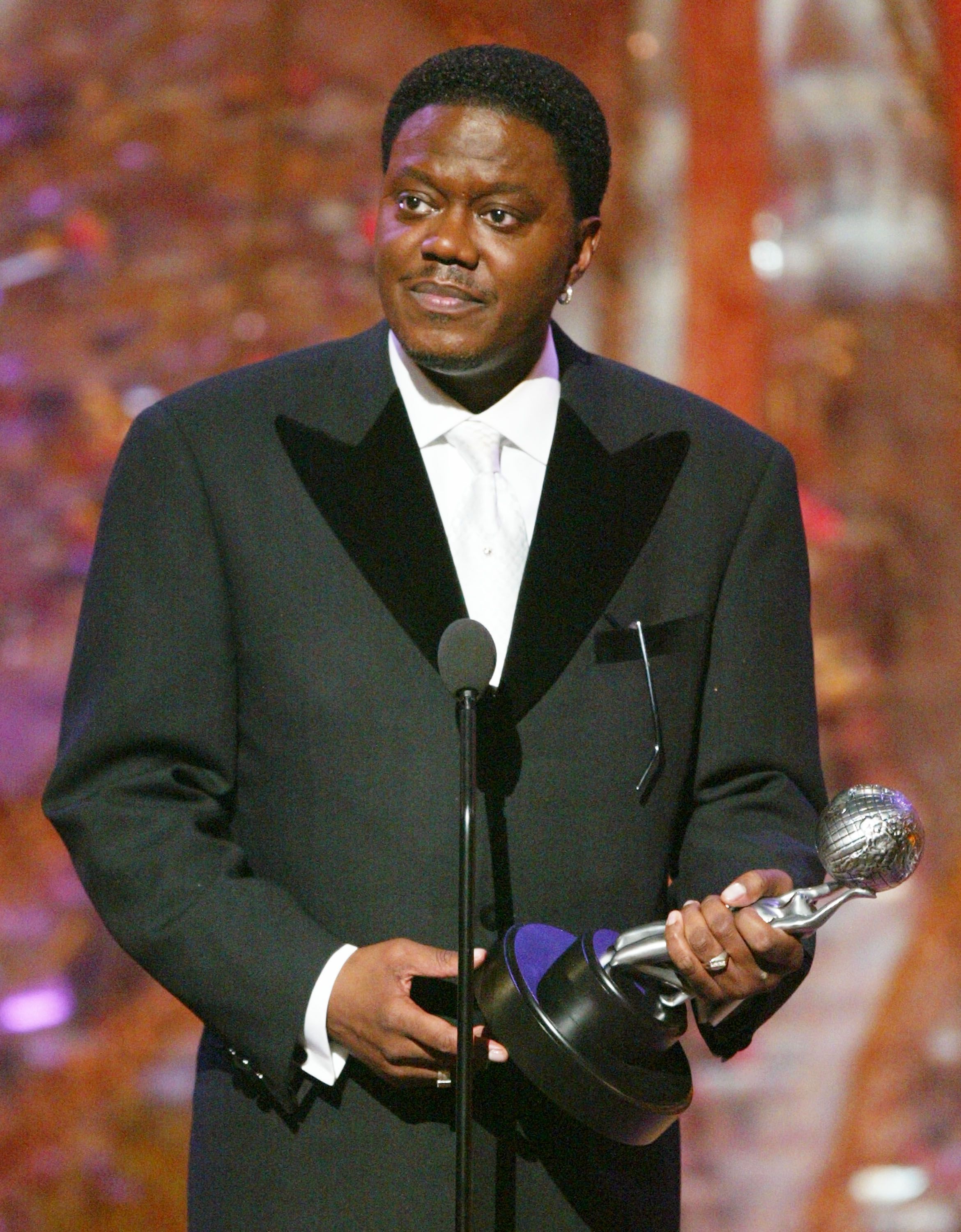 Bernie Mac accepting an award onstage | Source: Getty Images/GlobalImagesUkraine