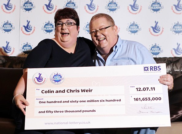 Colin Weir und Christine Weir feiern ihren Gewinn, Falkirk | Quelle: Getty Images
