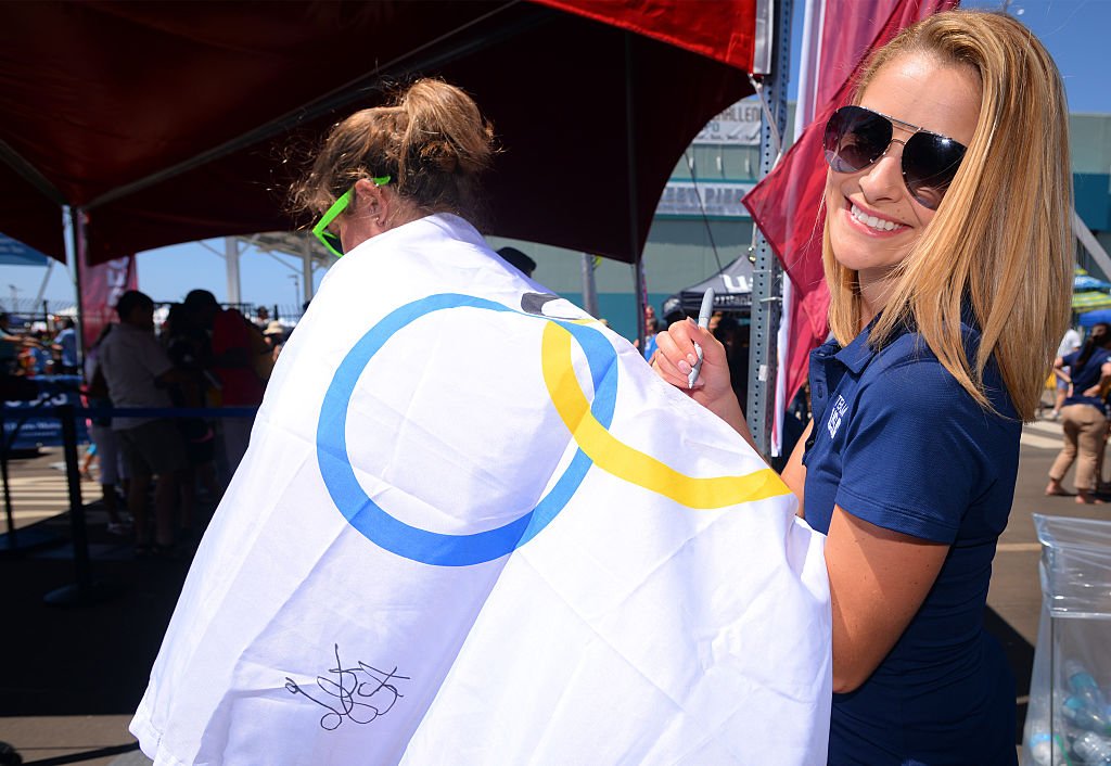  Olympic Ice Dancer Tanith Belbin signs an autograph for a fan at the USOC Road To Rio Tour on September 5, 2015 | Photo: Getty Images