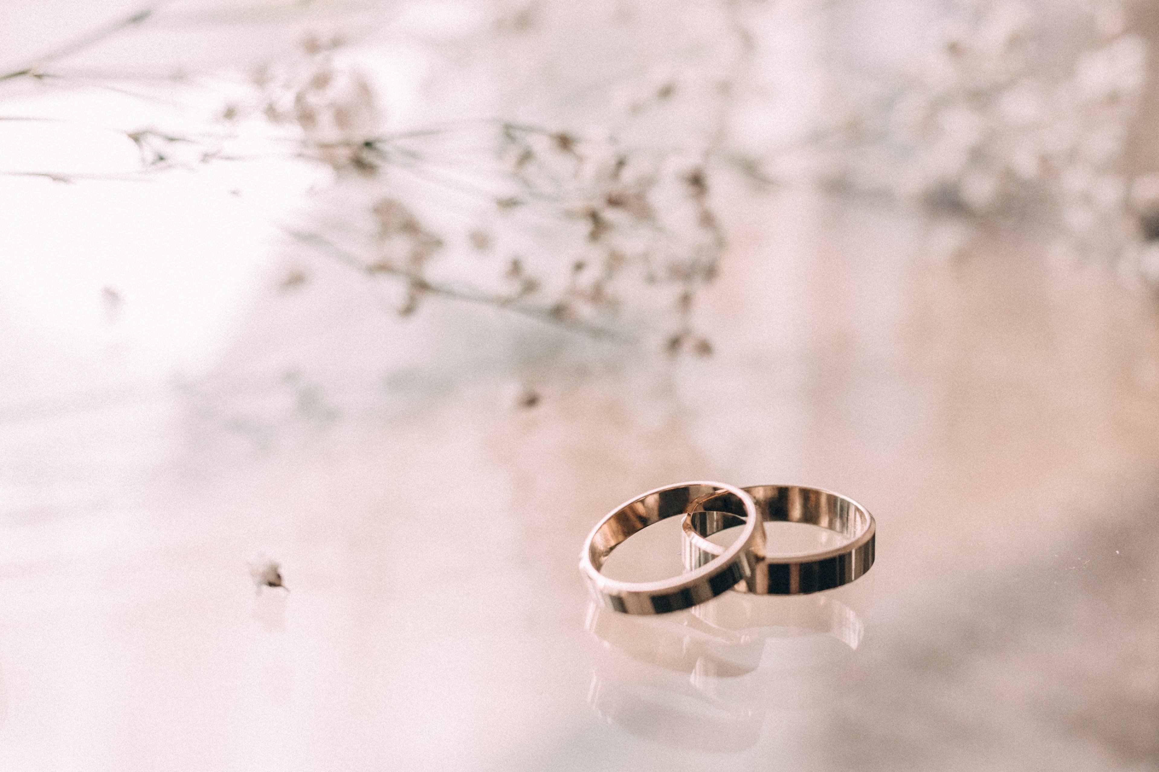 Two silver colored rings | Photo: Pexels