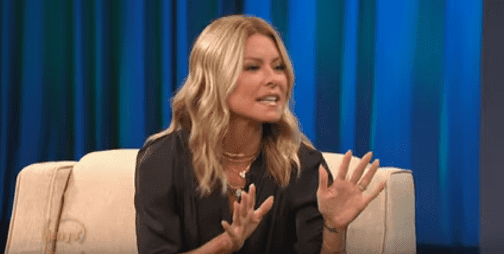 Kelly Ripa speaking to Jerry O'Connell discussing children having cell phones on the premiere of the 'Jerry O' show on August 12, 2019 | Photo: YouTube/Jerry O'Connell
