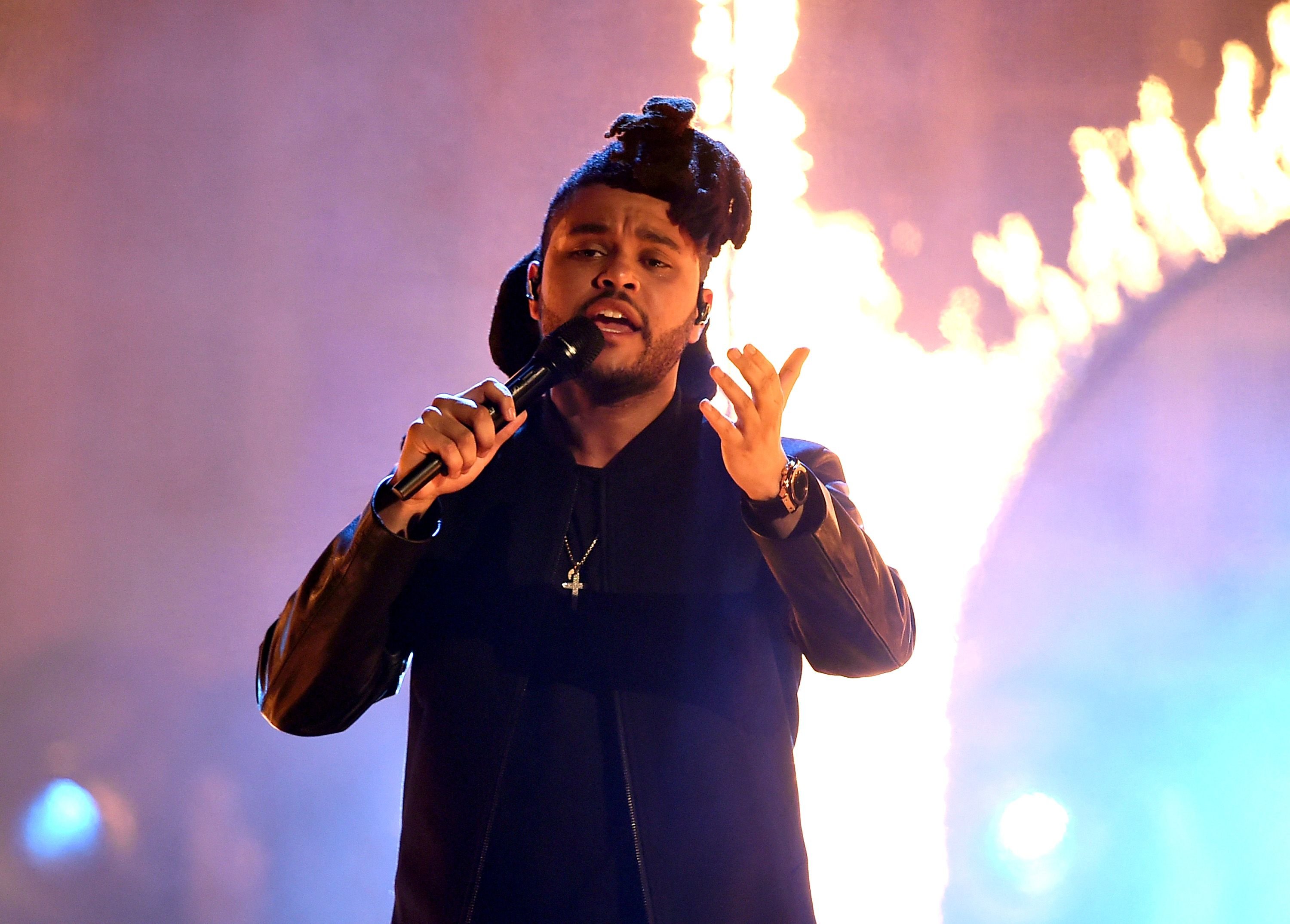Singer The Weeknd performs onstage during the 2015 American Music Awards at Microsoft Theater on November 22, 2015 in Los Angeles, California. | Photo: Getty Images