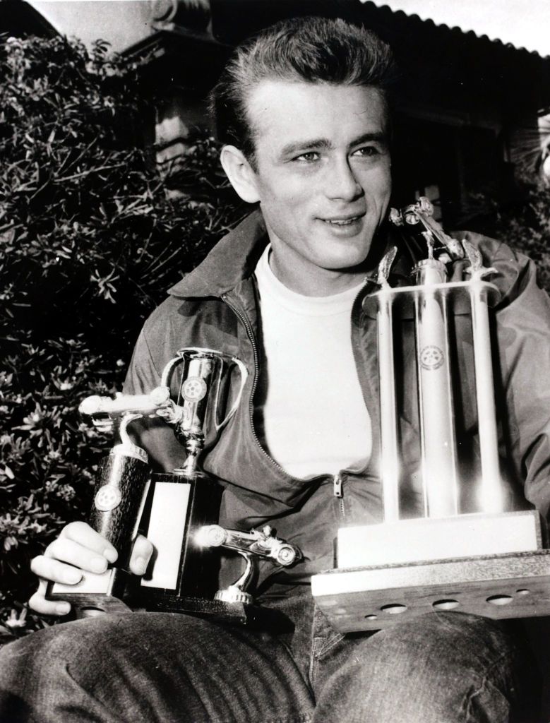James Dean mit den drei Trophäen, die er beim Palm Springs Road Race im Mai 1955 gewann | Quelle: Getty Images