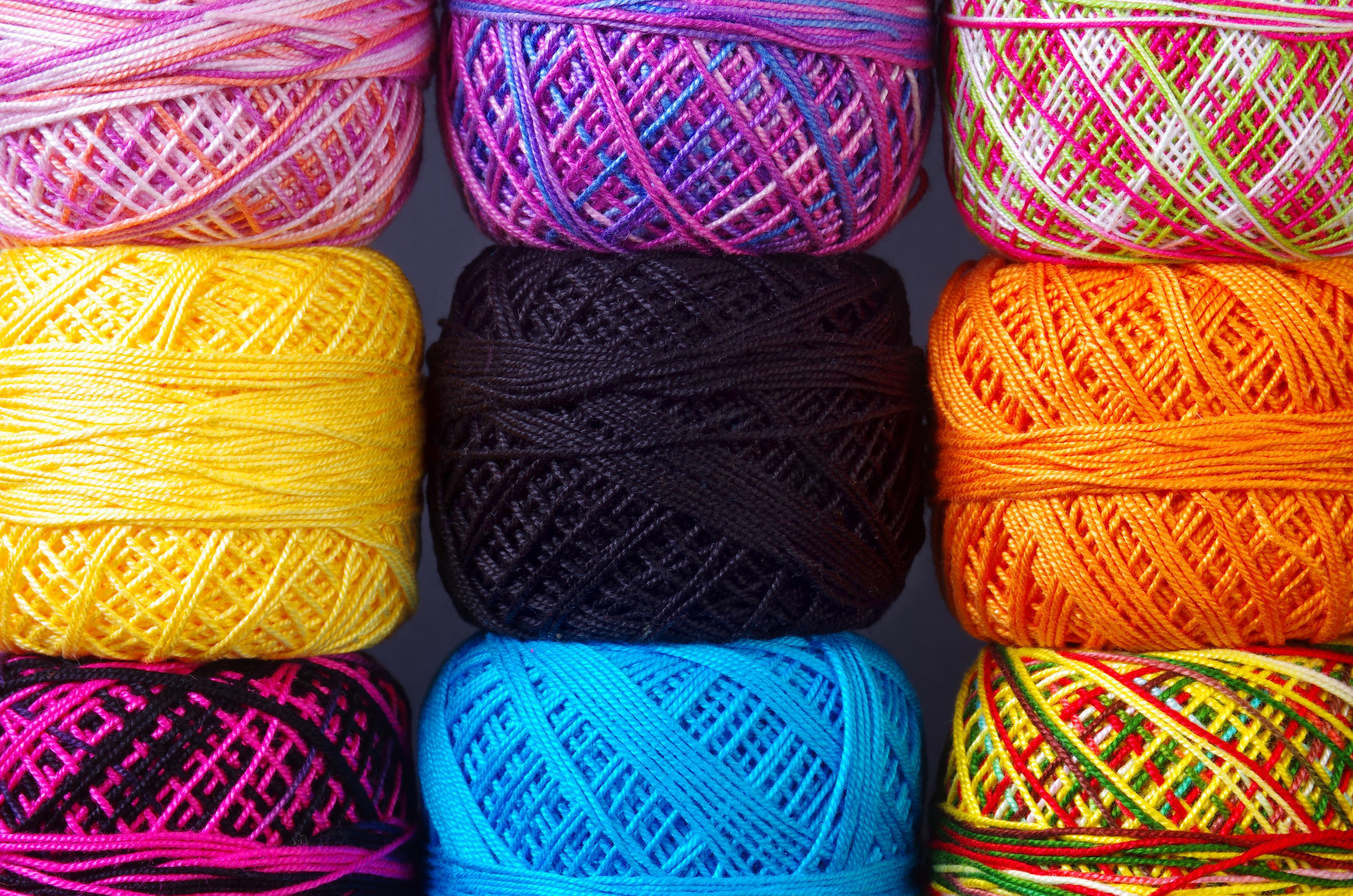 Carretes de lana de colores. | Foto: Shutterstock