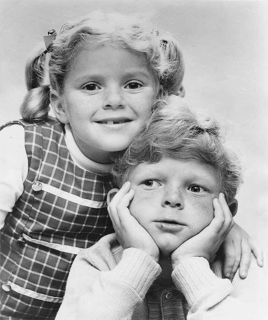 Anissa Jones con Johnny Whitaker en "Family Affair", 1967. | Foto: Wikimedia Commons