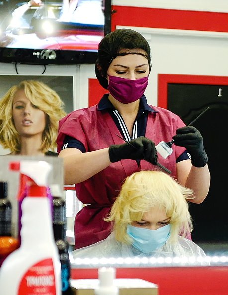 Une femme se fait teindre les cheveux dans un salon de beauté.|Photo : Getty Images.