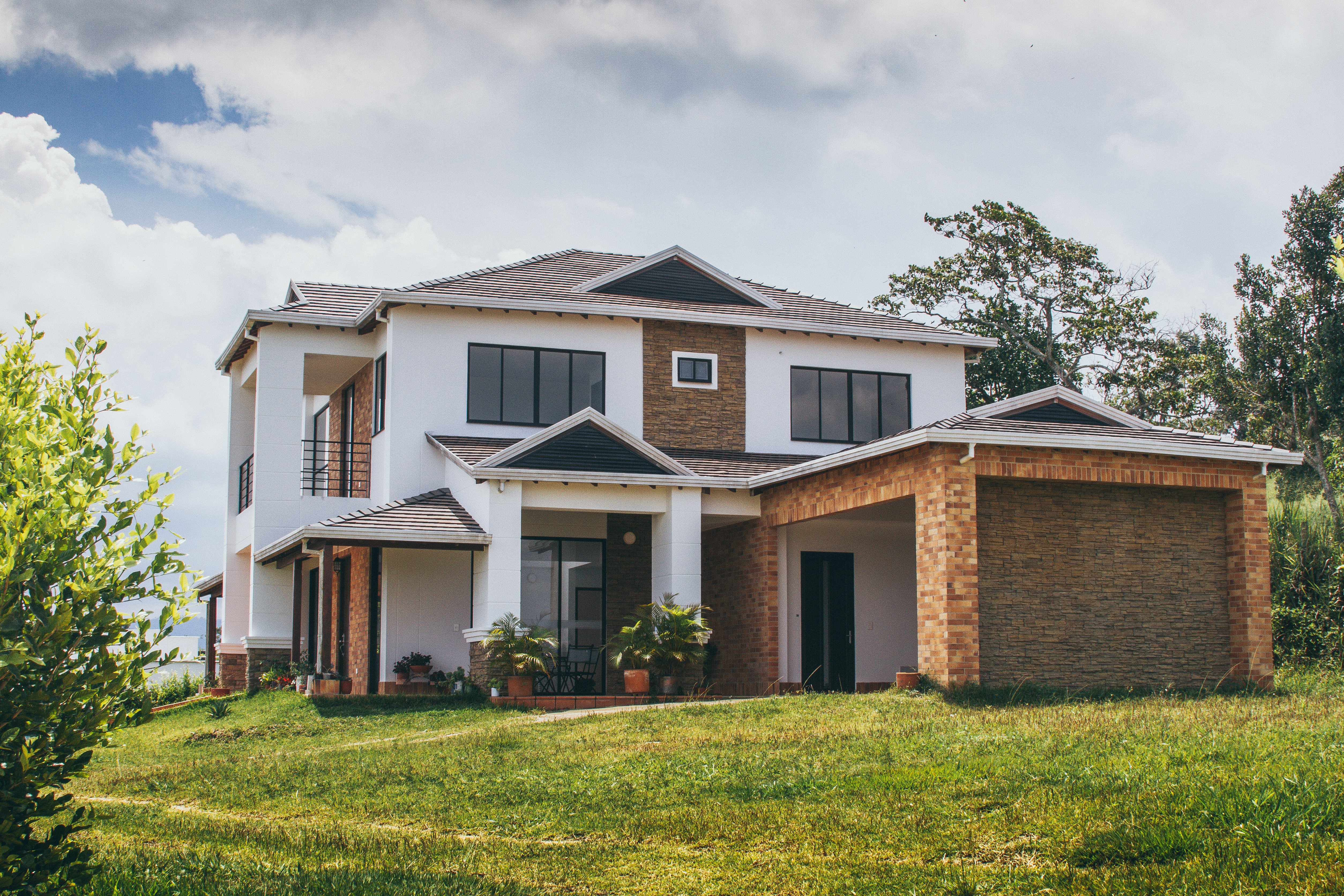 A suburban home surrounded by nature | Source: Shutterstock