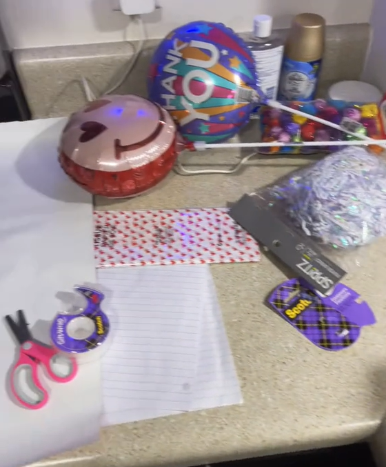 Dominique "Nique" Mackey and her daughter, Zariah, creating a gift basket to apologize to a bullied girl in a clip posted on February 7, 2024 | Source: TikTok/afrolatina93