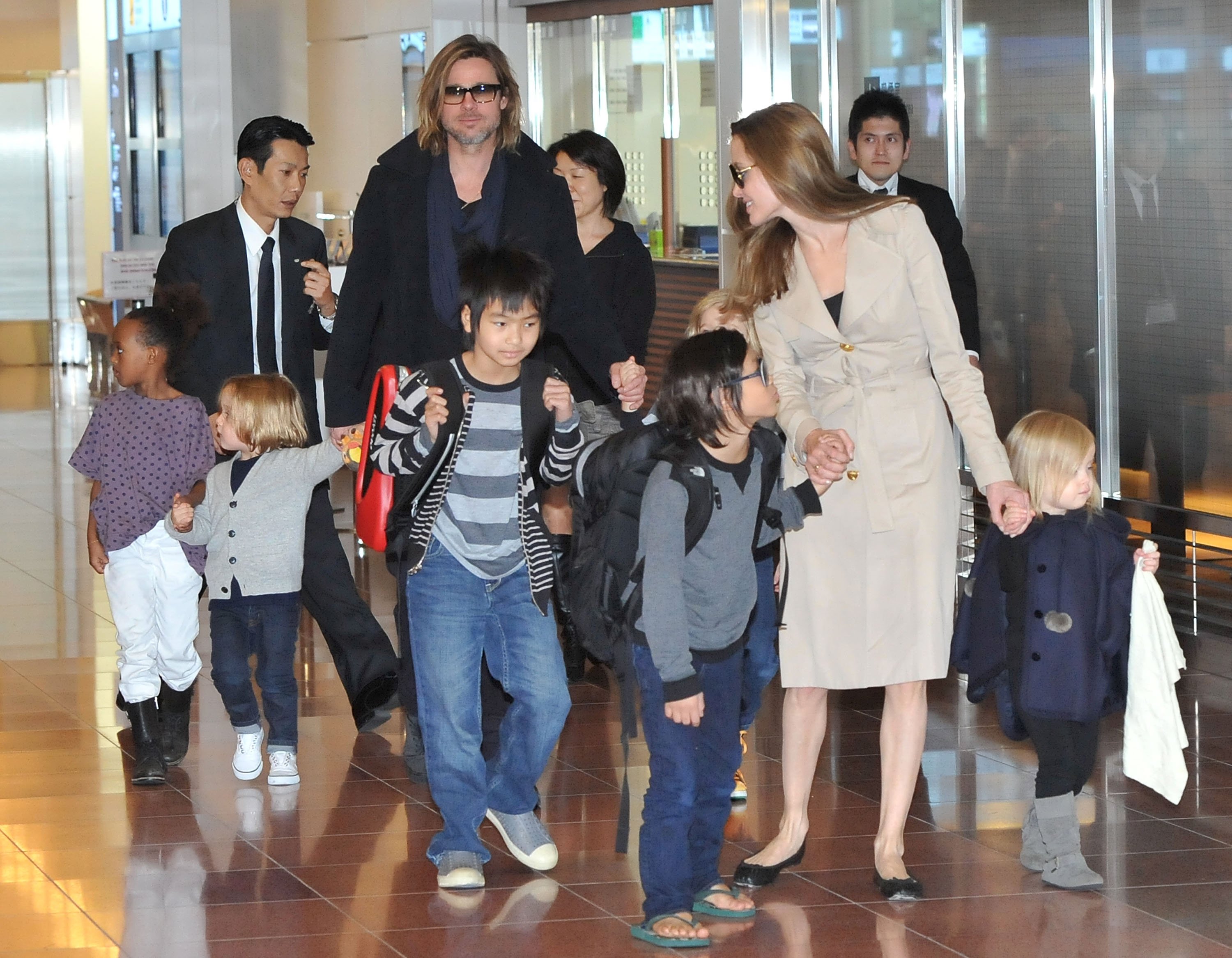 Brad Pitt, Angelina Jolie y sus seis hijos Maddox, Pax, Zahara, Shiloh, Knox y Vivienne en el Aeropuerto Internacional de Haneda, en Tokio, Japón. | Foto: Getty Images