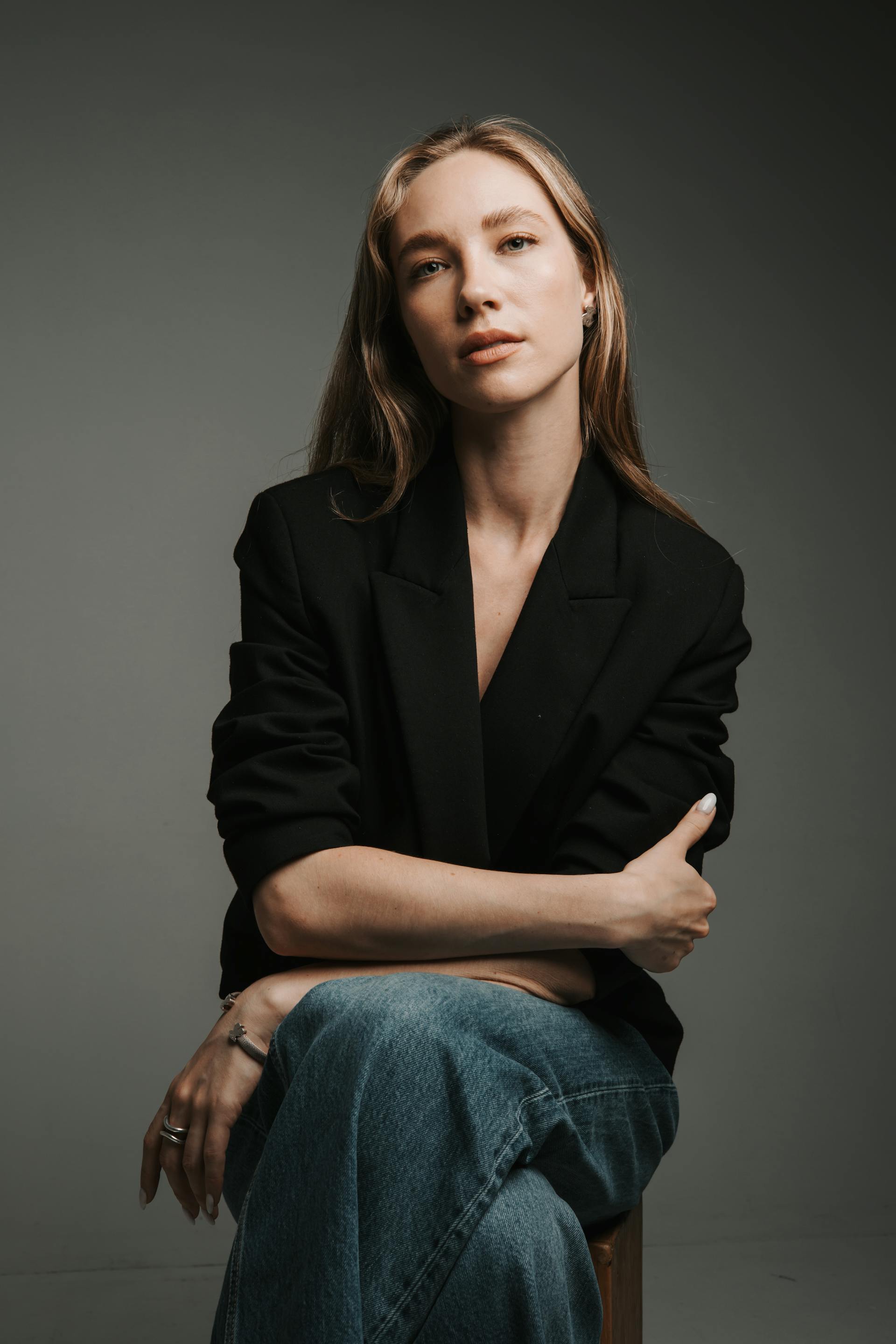 A thoughtful woman sitting on a stool | Source: Pexels