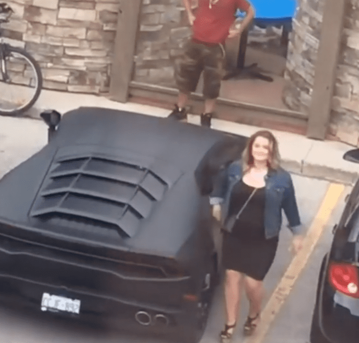 In a viral TikTok video, a woman who owns a Lamborghini unlocks it and shocks a man who pretended it was his | Photo: TikTok/babyjayb