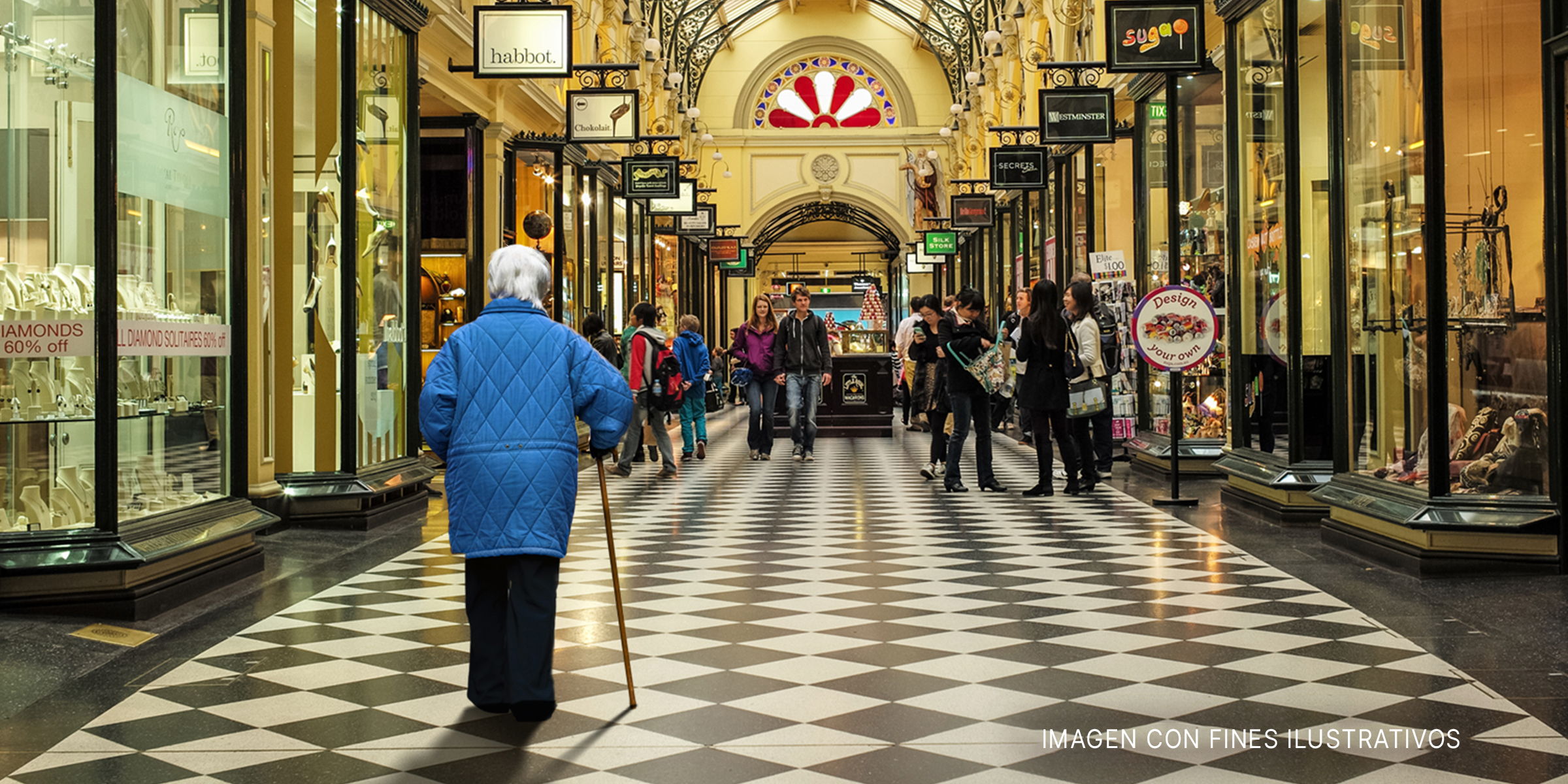 Señora mayor con bastón entra a una tienda departamental | Foto: Getty Images