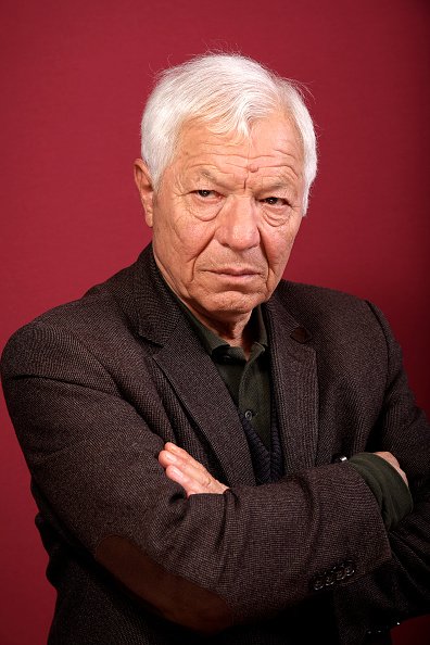 L'écrivain Denis Tillinac pose lors d'une séance photo à Paris, France, le 04/10/2018. | Photo : Getty Images L'écrivain Denis Tillinac pose lors d'une séance photo à Paris, France, le 04/10/2018. | Photo : Getty Images