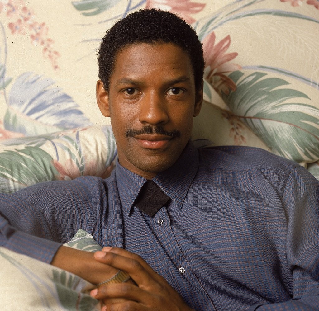 Portrait of Denzel Washington seated on a sofa in 1989 | Source: Getty Images