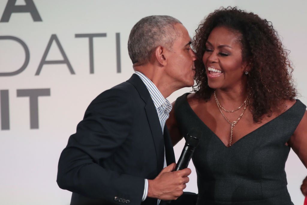 Former U.S. President Barack Obama gives his wife Michelle a kiss as they close the Obama Foundation Summit together on the campus of the Illinois Institute of Technology | Photo: Getty Images