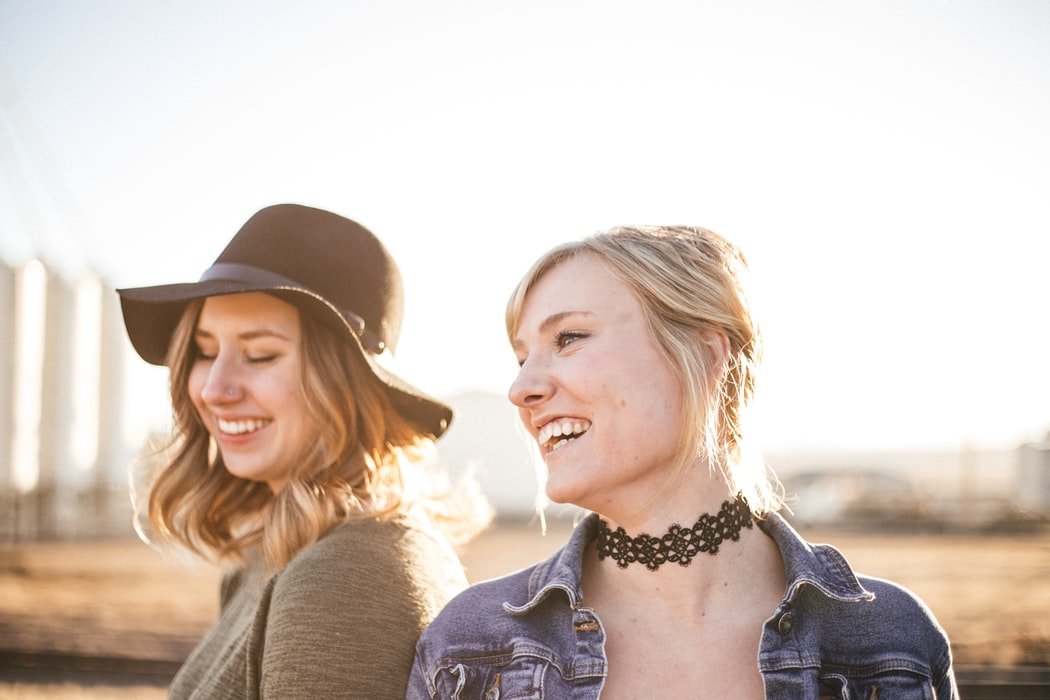 Zwei junge Frauen lachen | Quelle: Unsplash