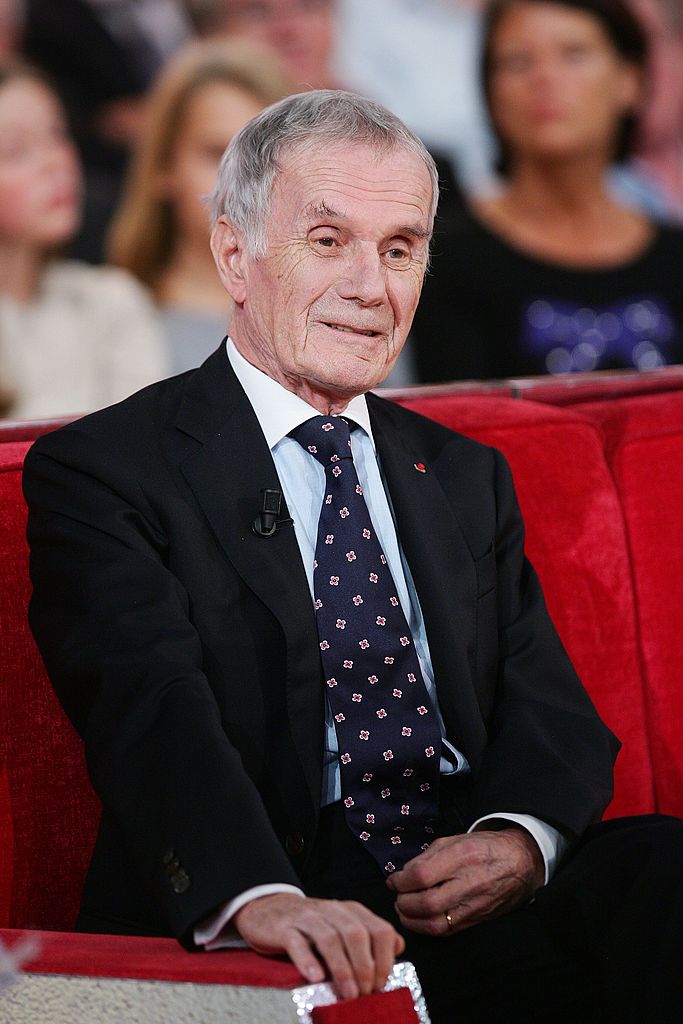 Pierre Schoendoerffer participe à l'émission Vivement Dimanche Tv le 19 octobre 2011 à Paris, France. | Photo : Getty Images