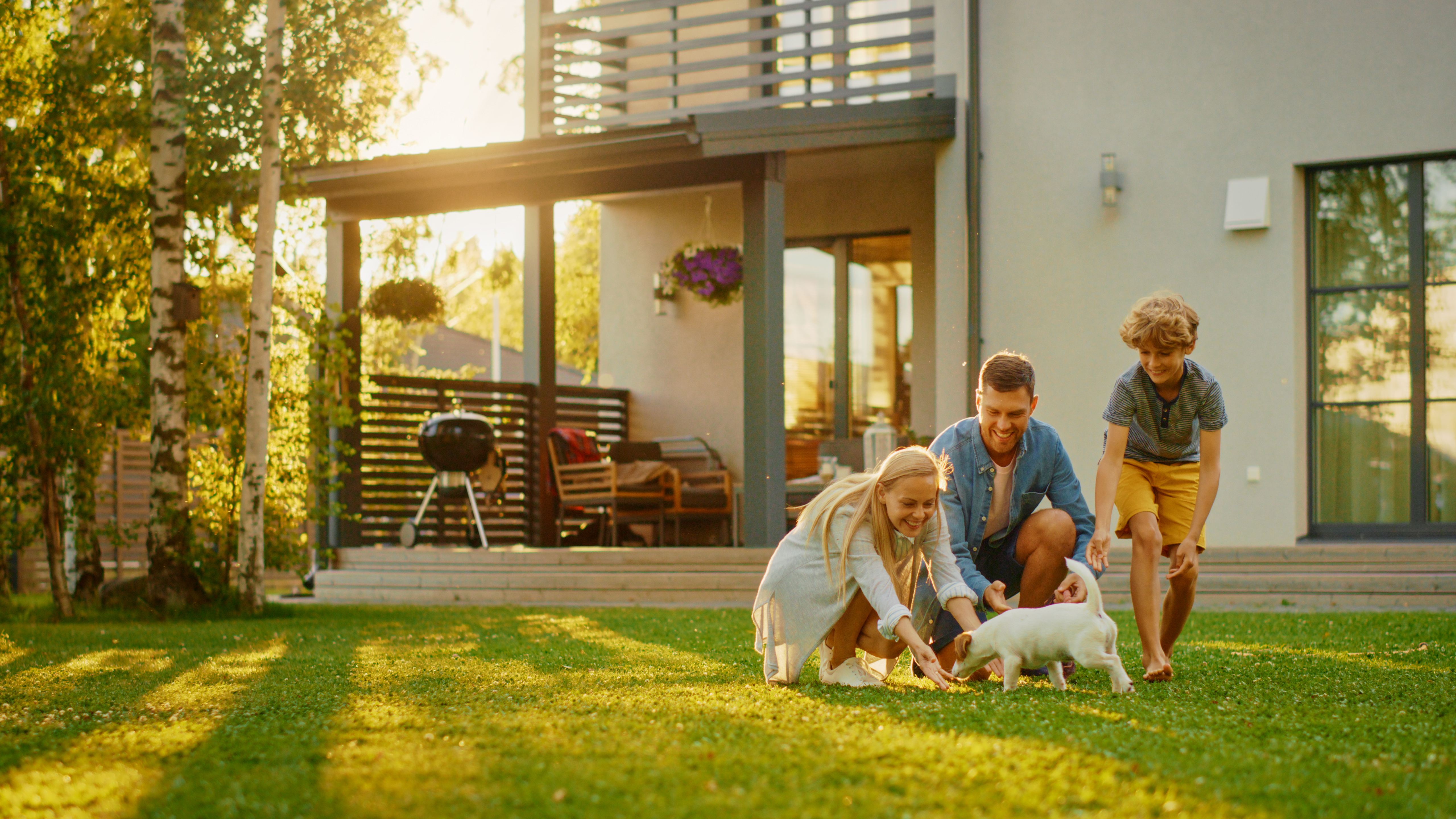 Família feliz brincando | Fonte: Shutterstock