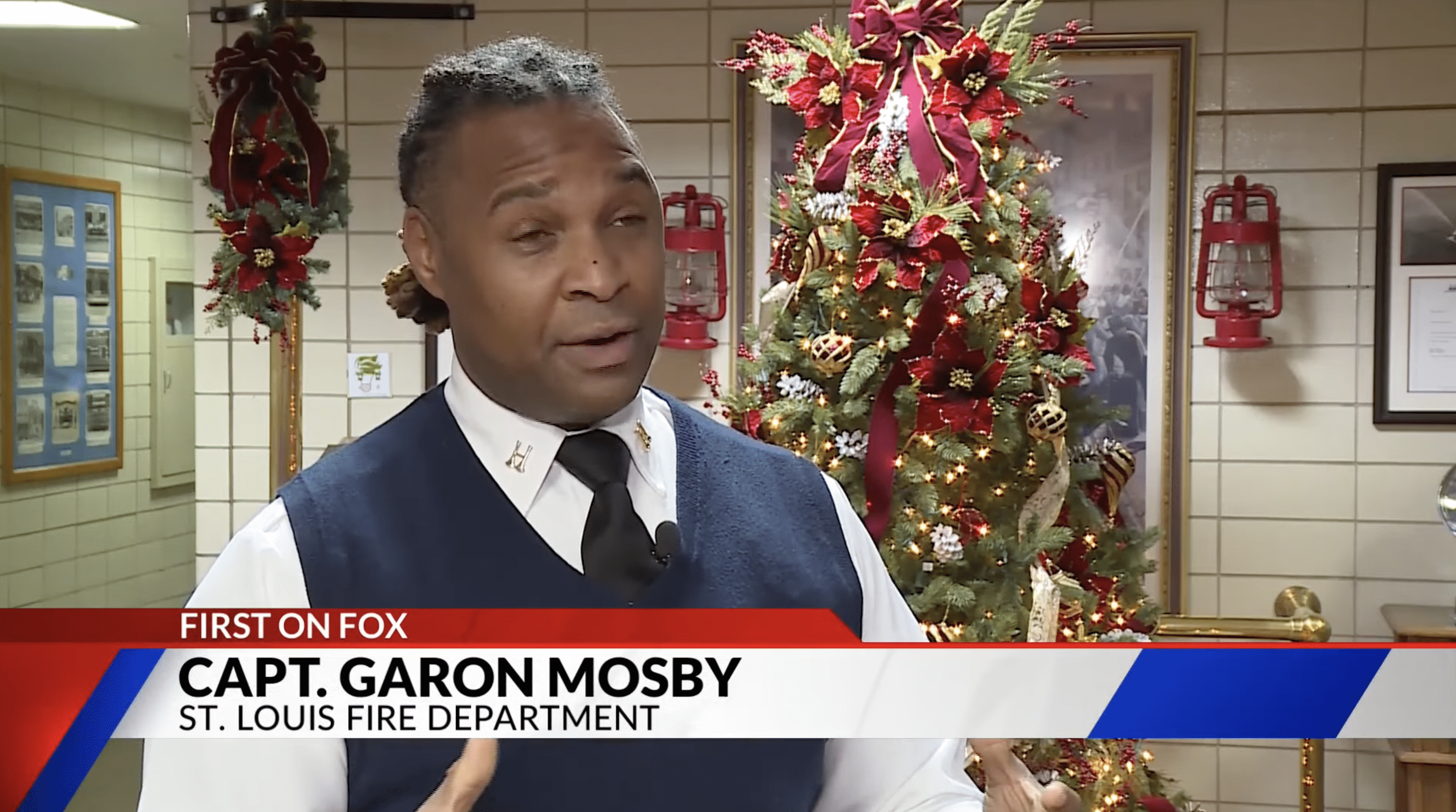 Le capitaine Garon Mosby du service d'incendie de Saint-Louis a apprécié l'acte héroïque de Merriweather. | Photo : youtube.com/FOX 2 St. Louis